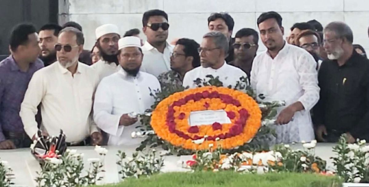 শপথের আগে জিয়াউর রহমানের মাজারে আব্দুল আজিজ