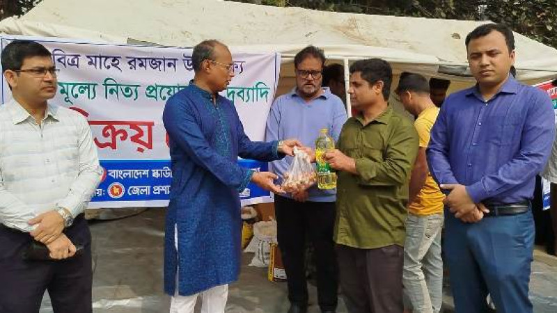 সিরাজগঞ্জে জেলা প্রশাসনের উদ্যোগের নিত্য পণ্য বিক্রি