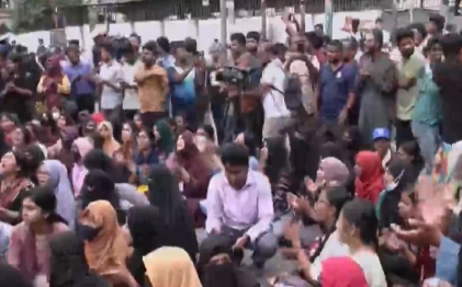 জবি শিক্ষার্থীরা জুমার পর গণঅনশনে যাচ্ছেন