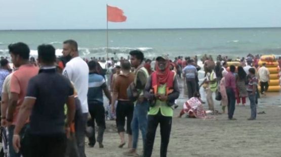 সতর্ক সংকেত থাকা সত্ত্বেও কক্সবাজার সমুদ্র সৈকতে  থেমে  নেই  পর্যটকদের আনন্দ
