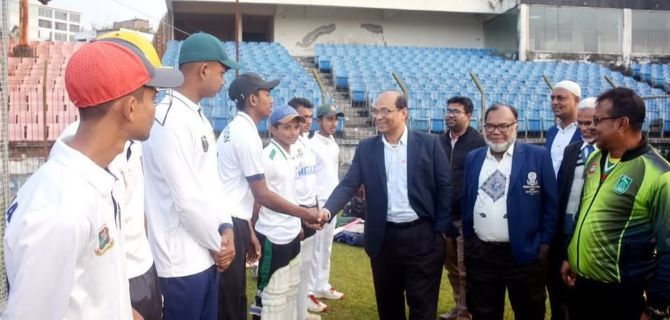 খুলনায় অনুর্ধ্ব-১৮ ক্রিকেট টুর্নামেন্টের বাছাই পর্বের খেলোয়াড়দের সাথে মতবিনিময় করেন