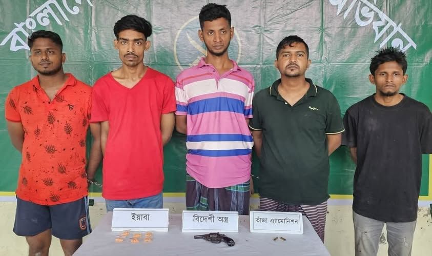 খুলনার চানমারি যৌথ বাহিনীর অভিযানে বিদেশি পিস্তল. গুলি ও মাদকসহ ৫ জন গ্রেফতার