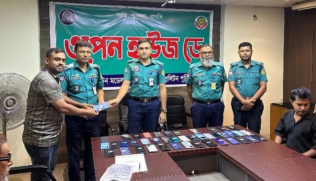 হারিয়ে যাওয়া ৪৬টি মোবাইল ফোন উদ্ধার করে প্রকৃত মালিকদের বুঝিয়ে দিলো পল্টন থানা পুলিশ