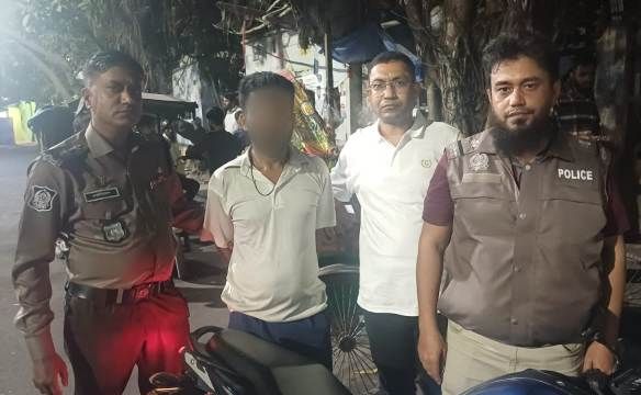 একাধিক ছিনতাই ও মাদক মামলার চিহ্নিত আসামিকে গ্রেফতার করেছে ধানমন্ডি মডেল থানা পুলিশ