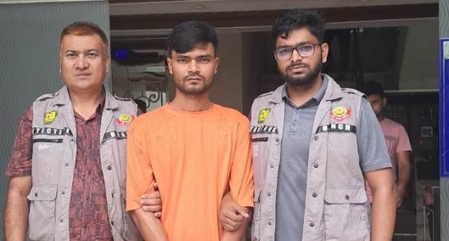 পরীক্ষার প্রশ্নপত্র ফাঁসের নামে প্রতারণার অভিযোগে একজনকে গ্রেফতার করেছে ডিবি