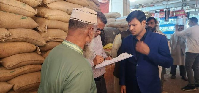 আশুলিয়ায় সরকারি চাল ও আটা উদ্ধার, দুই ব্যবসায়ীকে ১ লাখ ৫০ হাজার টাকা জরিমানা