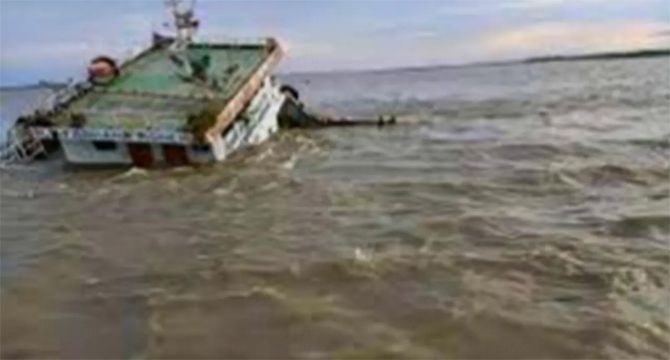 ৩৯ যাত্রী নিয়ে ট্রলার ডুবি, নিখোঁজ ১৪