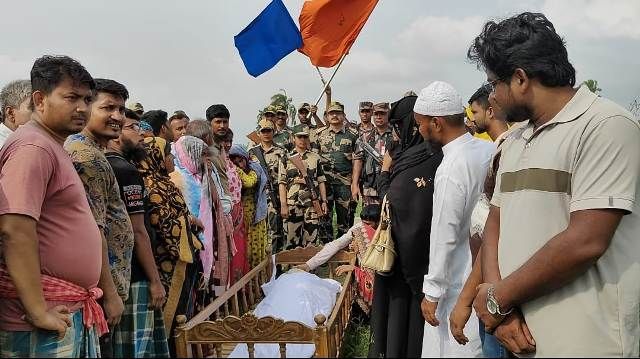 বাংলাদেশী স্বজনরা শেষবারের মতো সীমান্তে ভারতীয় নাগরিক জব্বার মন্ডলের লাশ দেখল