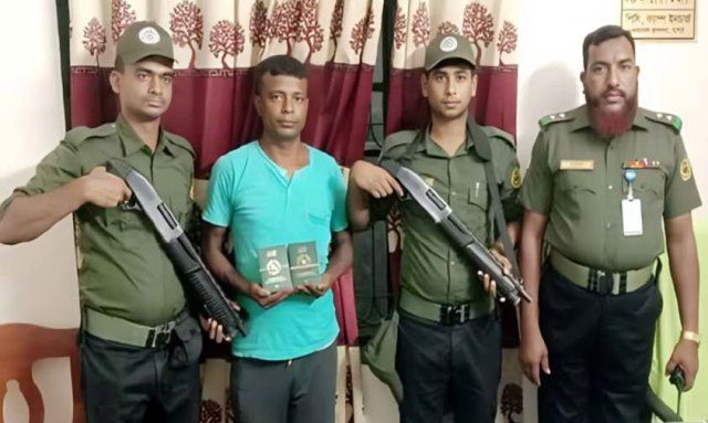 বেনাপোল বন্দরে ২০ টি বাংলাদেশি পাসপোর্টসহ ভারতীয় ট্রাকচালক গ্রেফতার