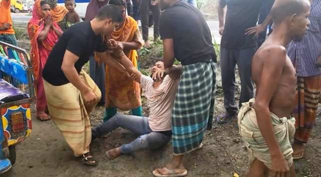 সিরাজগঞ্জের সলঙ্গায় ট্রাক চাপায়  বাবা ছেলের মৃত্যু