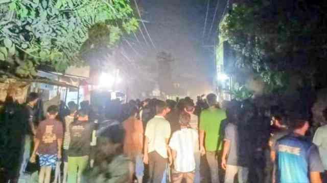 সাভারে বিরুলিয়ায় তুচ্ছ ঘটনাকে কেন্দ্র করে ড্যাফোডিল ও সিটি ইউনিভার্সিটির শিক্ষার্থীদের মধ্যে সংঘর্ষ