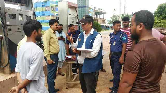 পঞ্চগড়ের বোদায় ৪ টি ফিলিং ষ্টেশনকে এক লাখ টাকা জরিমানা