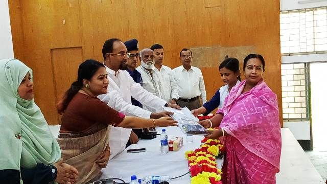 রাজাপুরে অসচ্ছল মেধাবী শিক্ষার্থীদের মাঝে শিক্ষা উপকরণ বিতরণ