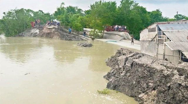 কপোতাক্ষ নদের তিন স্থানে বাঁধ ঝুঁকিপূর্ণ পাইপ বসিয়ে পানি তোলা বন্ধ ও দ্রুত সংস্কারের দাবি