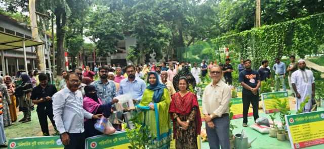 সিরাজদিখানে কৃষি প্রদর্শনীর উপকরণ বিতরণ