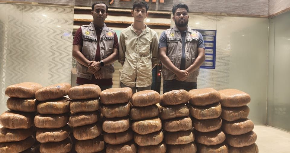 *২০০ কেজি গাঁজা ও কাভার্ড ভ্যানসহ এক মাদক কারবারিকে গ্রেফতার করেছে ডিবি*