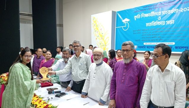 এএম কলেজ থেকে বিভিন্ন বিশ্ববিদ্যালয়ে স্থান পাওয়া কৃতী শিক্ষার্থীদের সংবর্ধনা