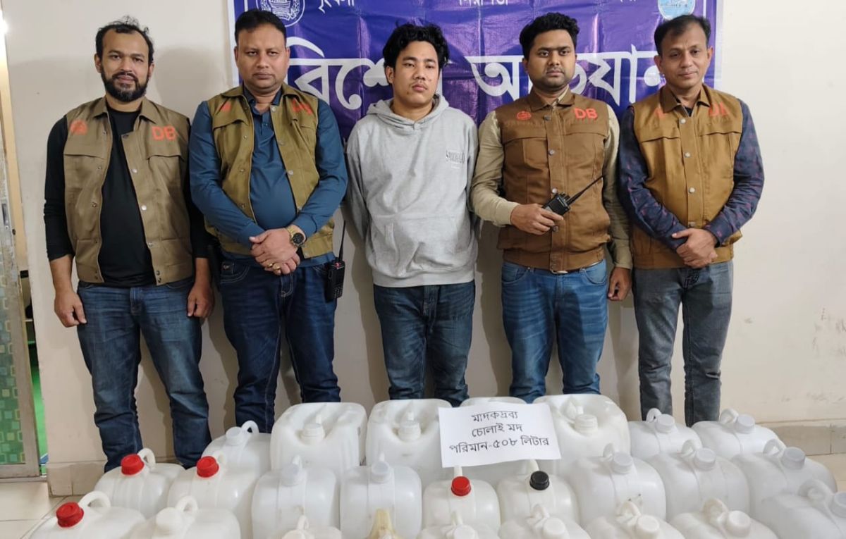 আশুলিয়ায় বিপুল পরিমাণ চোলাই মদসহ এক মাদক ব্যবসায়ীকে গ্রেফতার করেছে ডিবি পুলিশ