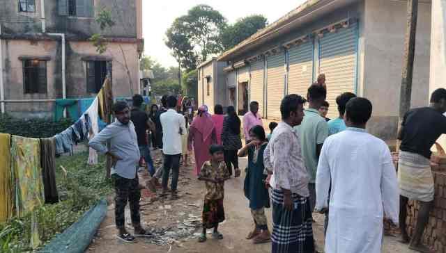 সাভারের বটতলায় মাদক ব্যবসায়ীদের হামলায় একাধিক বাড়ি ভাঙচুর ও লুটপাট