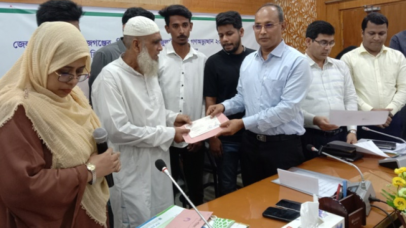 সিরাজগঞ্জে গণঅভ্যুত্থানে নিহত শহীদদের পরিবারকে আর্থিক অনুদান প্রদান