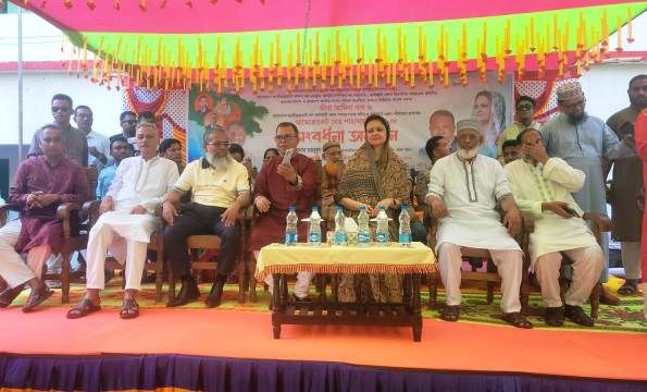 ঝালকাঠিতে ফুলেল সংবর্ধনায় সিক্ত এমপি জীবা আমিনা খান ও প্রশাসক শাহাদাৎ হোসেন