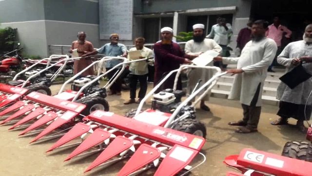 কুড়িগ্রামের রৌমারী কৃষকদের মাঝে বিনামূল্যে ১০টি ধান রোপণও ধান কাটা যন্ত্র বিতরণ করা হয়