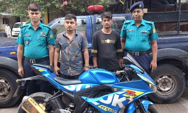 দুই পেশাদার ছিনতাইকারীকে গ্রেফতার করেছে মতিঝিল থানা পুলিশ