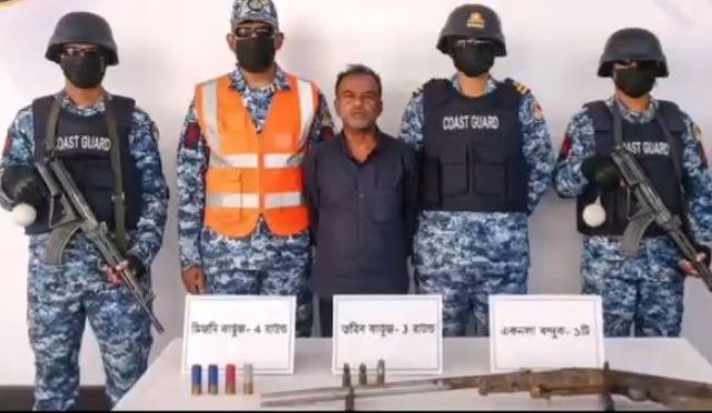সুন্দরবনে কোস্ট গার্ডের অভিযানে অস্ত্র ও গোলাবারুদসহ কুখ্যাত ডাকাত কে আটক করেছে