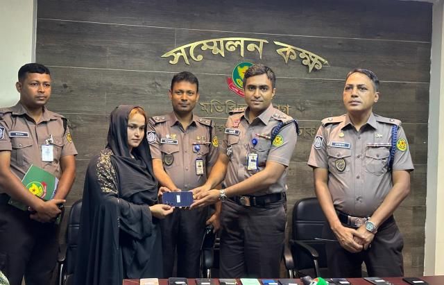 হারিয়ে যাওয়া ৫১ টি মোবাইল ফোন উদ্ধার করে প্রকৃত মালিককে ফিরিয়ে দিয়েছে ডিএমপির পল্টন মডেল থানা পুলিশ