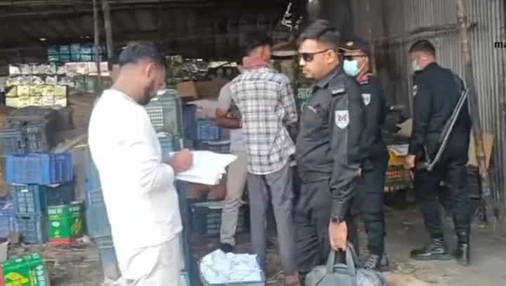 ধামরাইয়ে ভেজাল গুড়ের কারখানায় অভিযান চালিয়ে গুড়ে পাওয়া গেলো মৃত ইঁদুর!