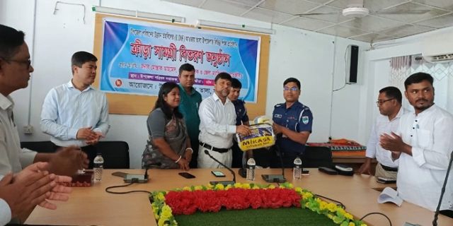 তালায় বিভিন্ন শিক্ষা প্রতিষ্ঠানে  ক্রীড়া সামগ্রী বিতরণ