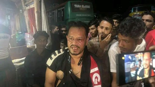 রূপসায় মব সৃষ্টি করে স্ত্রী ও শিশু সন্তানদের সামনেই সাংবাদিক রাকিবকে মারপিট ও লুটপাট