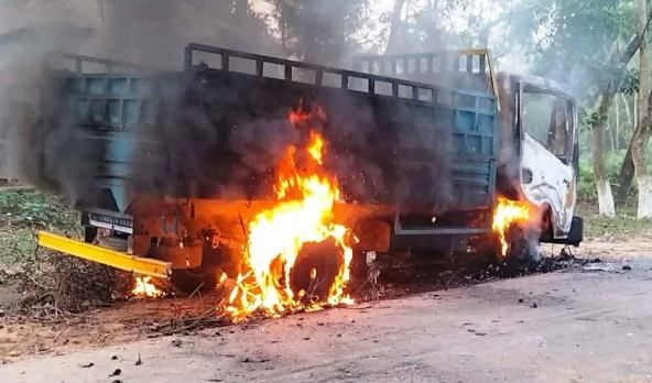 কালিয়াকৈরে গরু চুরির অভিযোগে ৩জনকে পিটিয়ে হত্যা,পিকআ্যাপ ভ্যানে অগ্নিসংযোগ
