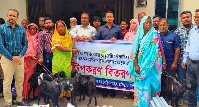 কালিয়াকৈরে ক্ষুদ্র নৃ-গোষ্ঠীদের মাঝে ছাগলসহ উপকরণ বিতরণ