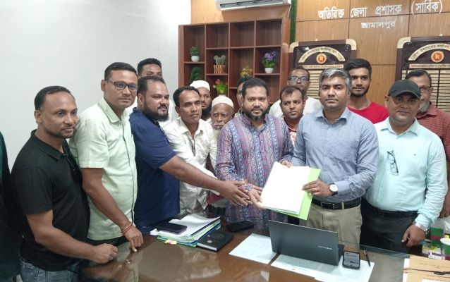 জামালপুরে কাচা রাস্তা পাকাকরণের দাবিতে এলাকাবাসীর মানববন্ধন