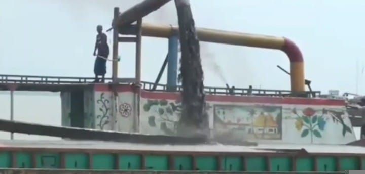 হাইকোর্টের নিষেধাজ্ঞা উপেক্ষা করে সংঘবদ্ধ চক্রের তৎপরতা,ঝুঁকিতে জনবসতি ও জাতীয় গ্রিড