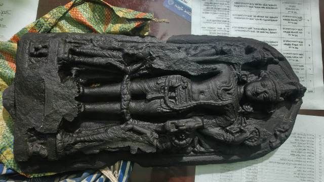 বীরগঞ্জে র‌্যাবের অভিযানে প্রাচীন বিষ্ণুমূর্তি উদ্ধার, আটক ২