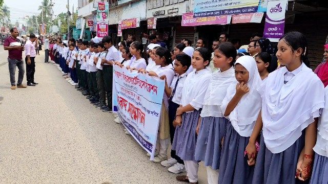 মেহেরপুরে কিন্ডারগার্টেন শিক্ষার্থীদের প্রাথমিক বৃত্তি পরীক্ষায় অন্তর্ভুক্তির দাবিতে মানববন্ধন ও সংবাদ সম্মেলন