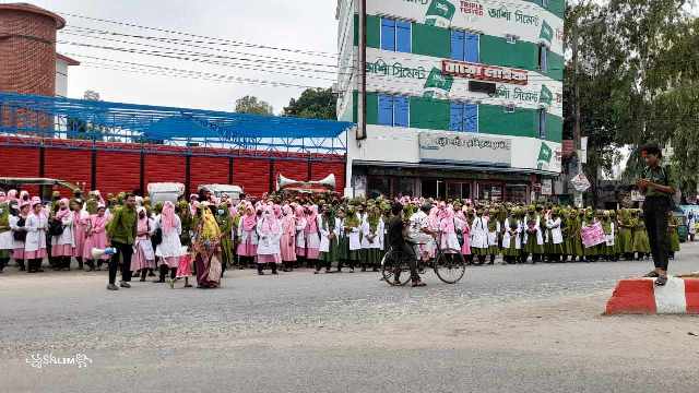 সৈয়দপুরে নার্সিং শিক্ষার্থীদের সড়ক অবরোধ ,মহাসড়কে যানজট সৃষ্টি