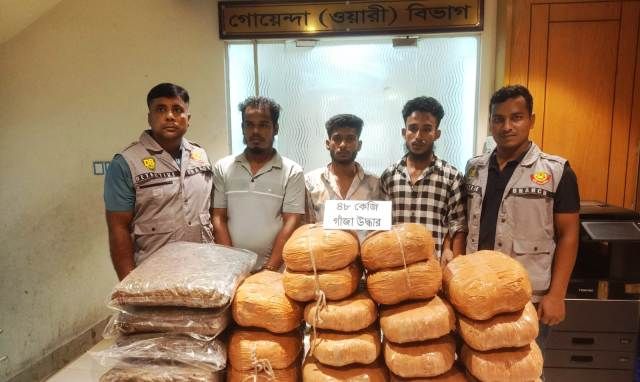 ৪৮ কেজি গাঁজা ও পিকআপসহ তিন মাদক কারবারিকে গ্রেফতার করেছে ডিবি