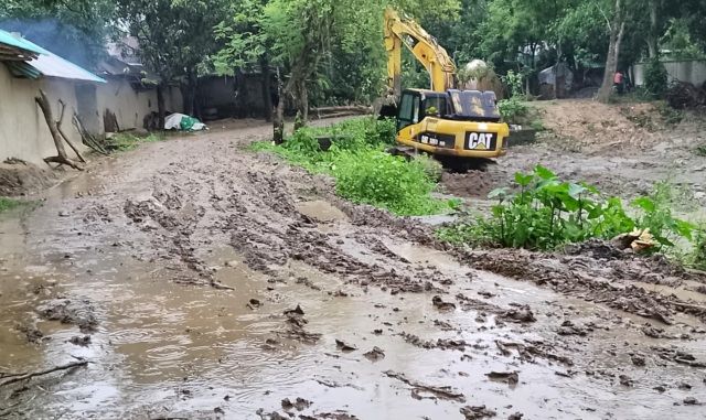 পাকা রাস্তা কাঁদা মাটিতে রুপান্তর! ঝুকি নিয়ে চলাচল