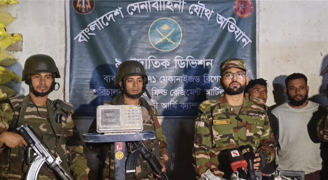 যাত্রাবাড়ীতে সেনা অভিযানে কালোবাজারি সিন্ডিকেটের দুই সদস্য গ্রেফতার।