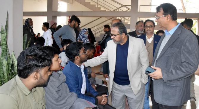 খুলনা বিশ্ববিদ্যালয়ের প্রথম শিক্ষা বর্ষের ভর্তি কার্যক্রম সরেজমিনে পর্যবেক্ষণ করলেন