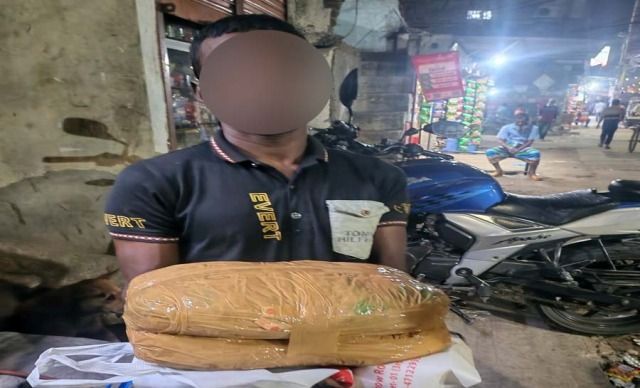 দুই কেজি গাঁজাসহ এক মাদক কারবারিকে গ্রেফতার করেছে যাত্রাবাড়ী থানা পুলিশ