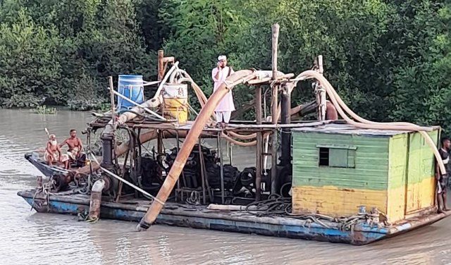 খুলনার মাথাভাঙ্গায় মনিরুলের বালু উত্তোলনের ড্রেজার পাওনা টাকার জন্য ড্রেজার চুরির অপবাদ