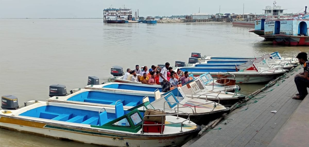 আরিচা-কাজিরহাট নৌ-রুটে অতিরিক্ত যাত্রী বহন,বড় দুর্ঘটনার আশঙ্কা