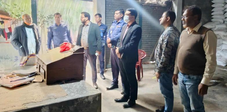 সিরাজদিখানে ভ্রাম্যমাণ আদালত পরিচালনা করে সার ব্যবসায়ীকে জরিমানা