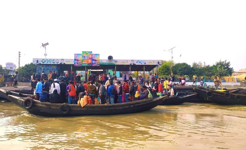 খুলনার রুপসা ঘাট থেকে প্রতিদিন হাজার হাজার মানুষের পারা-পার হচ্ছে ট্রলারে যাত্রী নিচ্ছে ইচ্ছামত