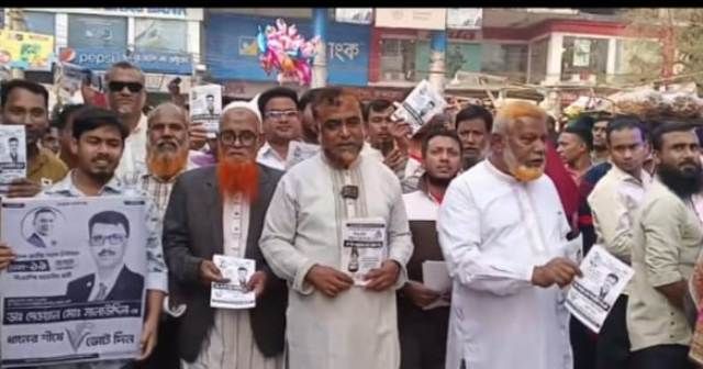 ঢাকা-১৯ আসনে বিএনপির ধানের শীষের প্রার্থী সালাউদ্দিন বাবুর পক্ষে ভোট চেয়ে লিফলেট বিতরণ