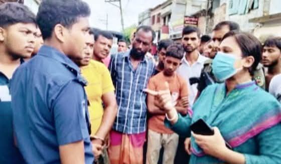 খুলনার কয়রা বাজারে পঁচা বাঁশি মাংস বিক্রির অভিযোগে ভ্রাম্যমান আদালতের অভিযান